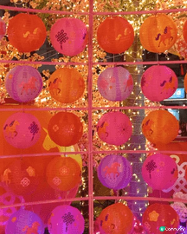 在商場內的春節佈置拍照，感受節日氣氛，還睇賀歲片， 捧腹大笑...