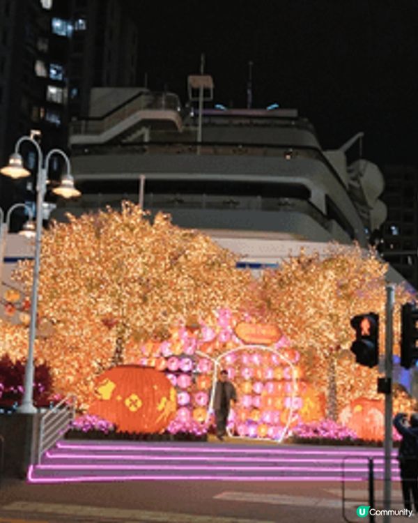 在商場內的春節佈置拍照，感受節日氣氛，還睇賀歲片， 捧腹大笑...