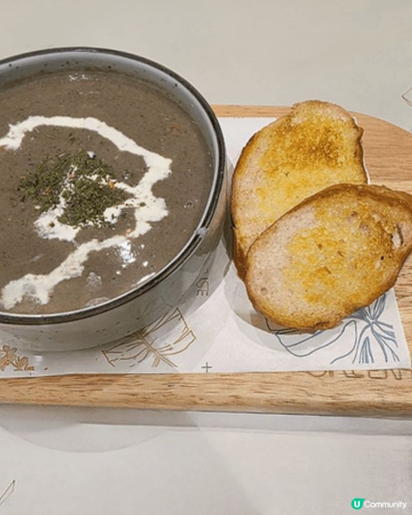 新年食餐好，香芒大蝦沙律好fresh醒胃，蟹肉蘑菇湯濃郁，配...