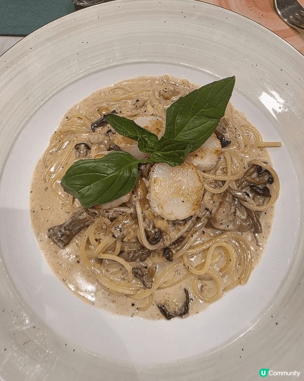 新年食餐好，香芒大蝦沙律好fresh醒胃，蟹肉蘑菇湯濃郁，配...