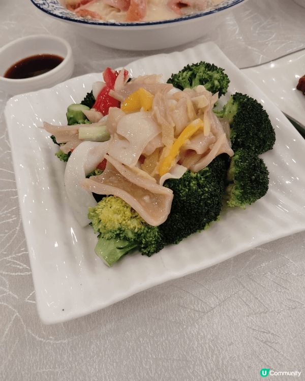 新年一家人食團年飯，有蝦，有雞，有菜及有咕嚕肉。