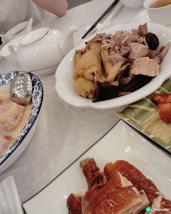 新年一家人食團年飯，有蝦，有雞，有菜及有咕嚕肉。