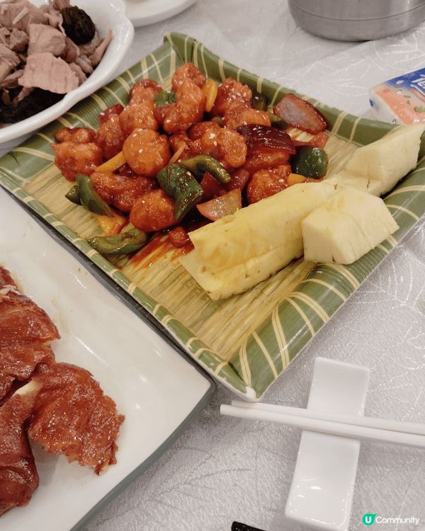 新年一家人食團年飯，有蝦，有雞，有菜及有咕嚕肉。