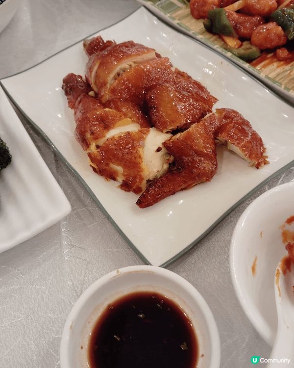 新年一家人食團年飯，有蝦，有雞，有菜及有咕嚕肉。