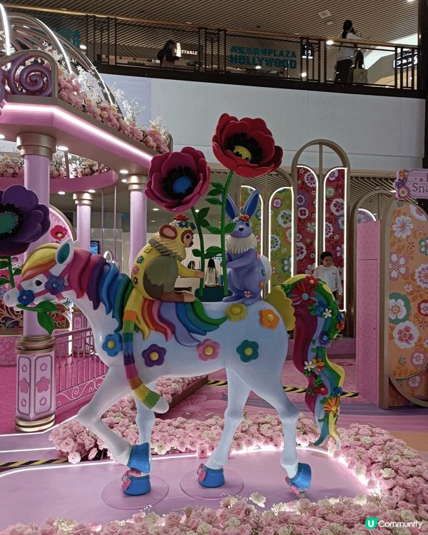 鑽石山荷里活廣場的彩馬裝置，粉色系予人夢幻之感，為新春增添歡...