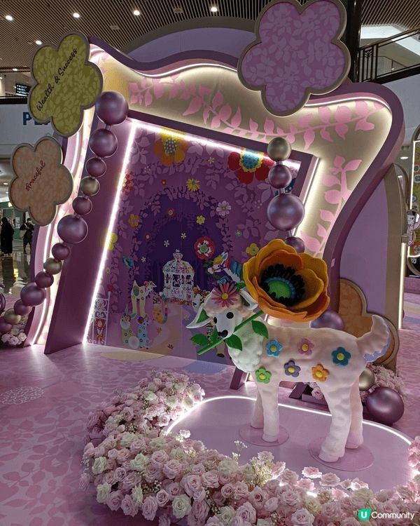 鑽石山荷里活廣場的彩馬裝置，粉色系予人夢幻之感，為新春增添歡...