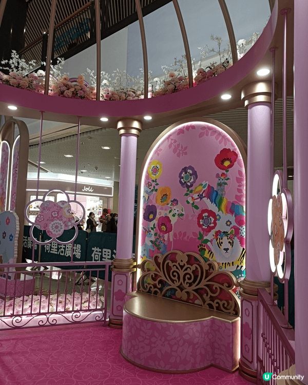 鑽石山荷里活廣場的彩馬裝置，粉色系予人夢幻之感，為新春增添歡...