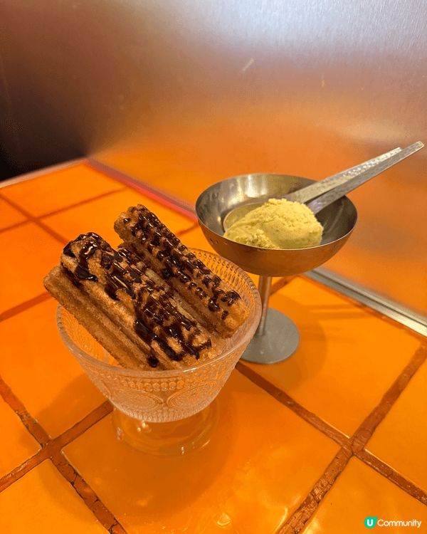 🍫甜品西班牙油炸鬼配意式雪糕，油炸鬼外脆內軟，表面沾滿沙糖和...