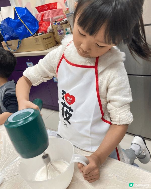 我同囡囡一齊整簡單又好睇既樹頭蛋糕🪵🍰先製作海綿蛋糕切長方型...