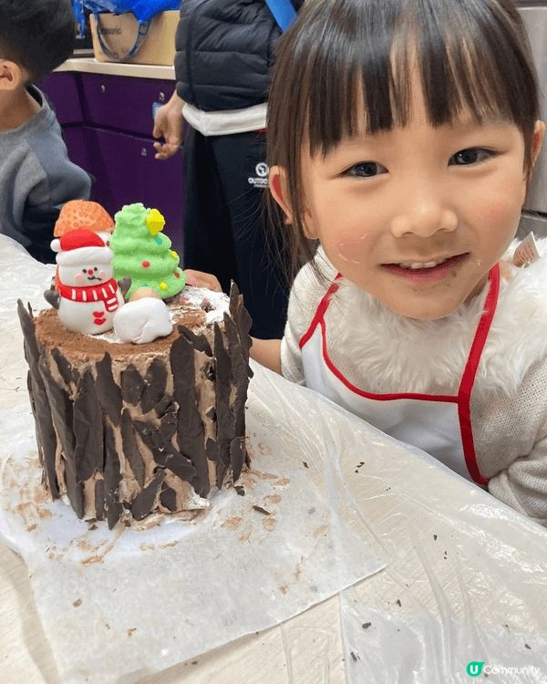 我同囡囡一齊整簡單又好睇既樹頭蛋糕🪵🍰先製作海綿蛋糕切長方型...