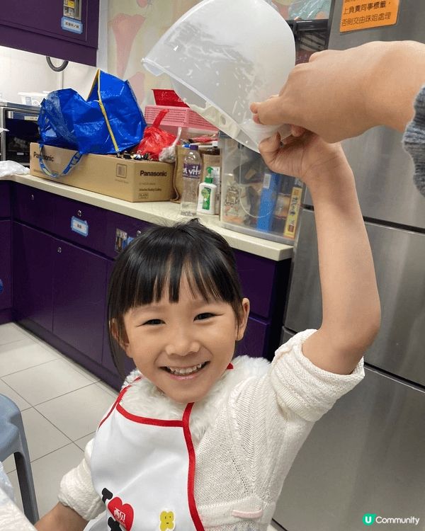 我同囡囡一齊整簡單又好睇既樹頭蛋糕🪵🍰先製作海綿蛋糕切長方型...