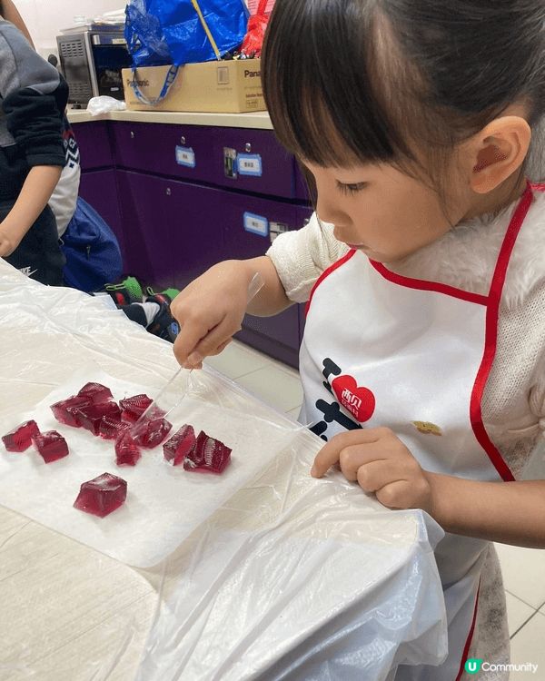 我同囡囡一齊整簡單又好睇既樹頭蛋糕🪵🍰先製作海綿蛋糕切長方型...