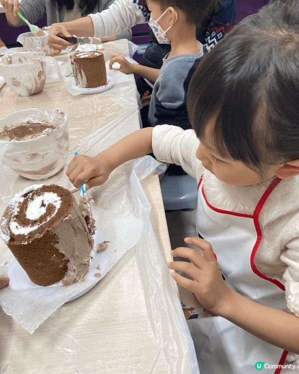 我同囡囡一齊整簡單又好睇既樹頭蛋糕🪵🍰先製作海綿蛋糕切長方型...