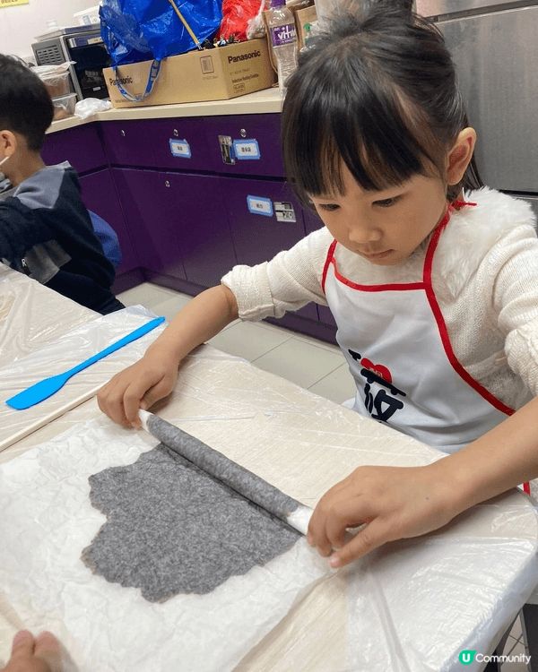 我同囡囡一齊整簡單又好睇既樹頭蛋糕🪵🍰先製作海綿蛋糕切長方型...