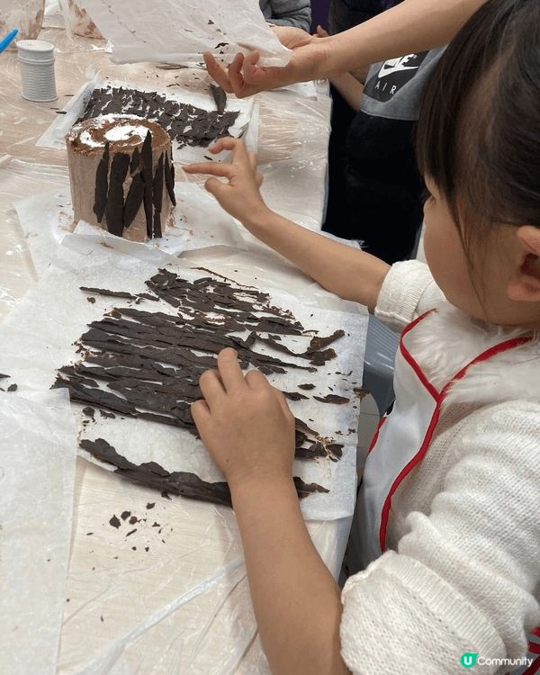 我同囡囡一齊整簡單又好睇既樹頭蛋糕🪵🍰先製作海綿蛋糕切長方型...