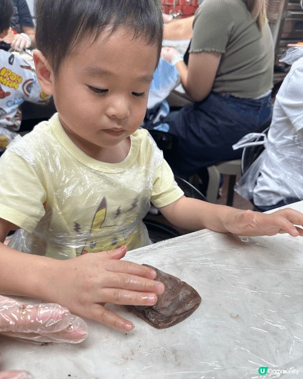 和孩子一起揉麵團、烤點心，滿屋香甜，邊玩邊創造專屬親子溫暖時...