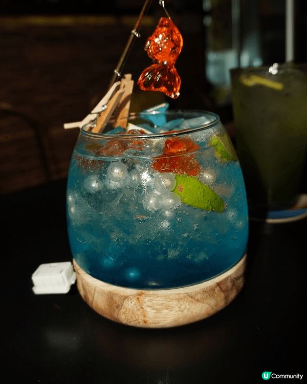巨型魚缸杯超浮誇！ 金魚係粒橡皮糖，烈酒底混合荔枝、藍橙酒同...