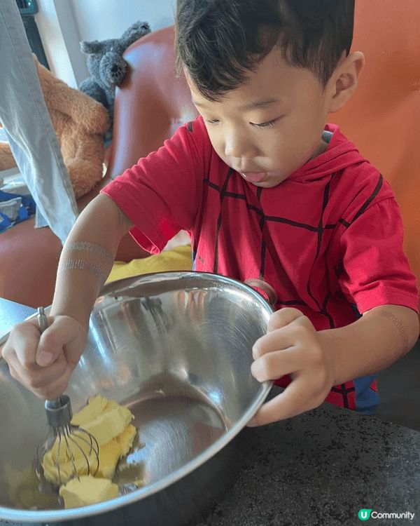 仔仔將來最想做廚師，所以有時會跟他一起製作甜品，圖片中是蜘蛛...