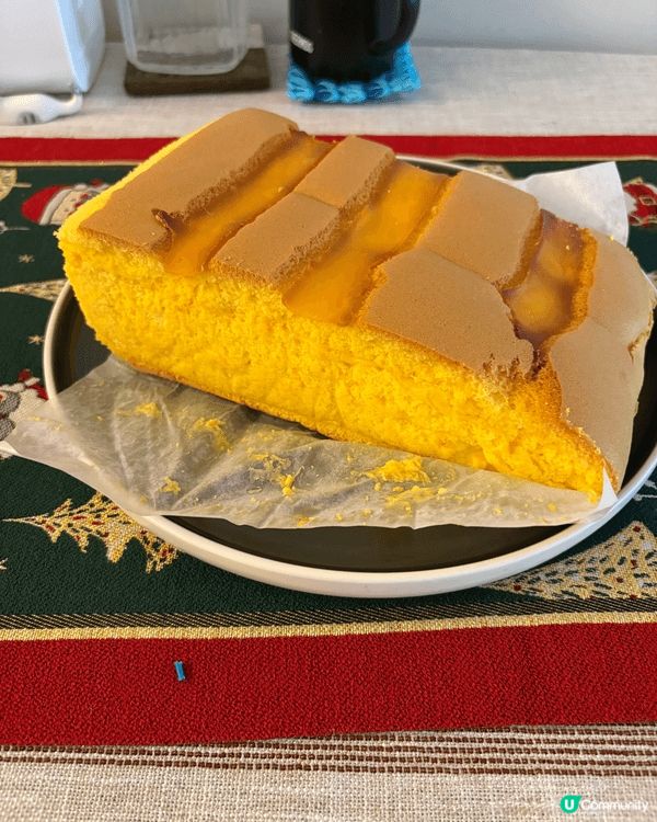 張上載的圖片是一塊古早味焦糖燉蛋蛋糕，表面呈現誘人的焦糖色澤...