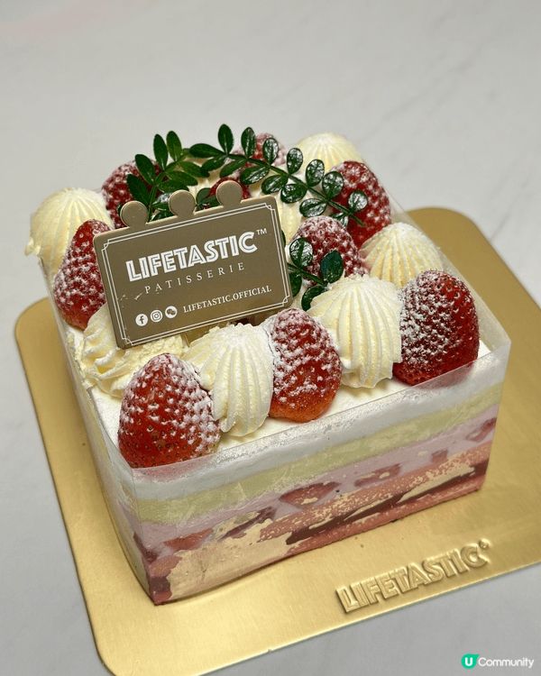 面頭鋪滿鮮草莓同白忌廉，再插塊食用花葉，賣相精緻又清新。上層...