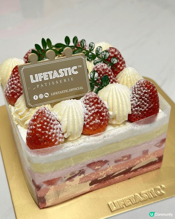 面頭鋪滿鮮草莓同白忌廉，再插塊食用花葉，賣相精緻又清新。上層...