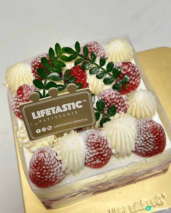 面頭鋪滿鮮草莓同白忌廉，再插塊食用花葉，賣相精緻又清新。上層...