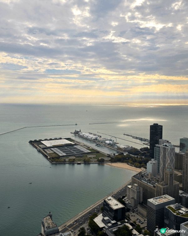 登上芝加哥最高的觀景台之一，360 CHICAGO ，它位於...