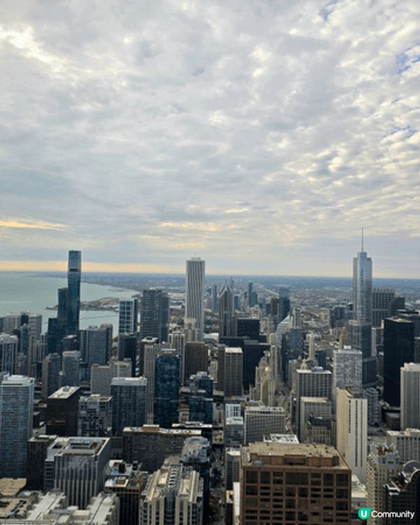 登上芝加哥最高的觀景台之一，360 CHICAGO ，它位於...