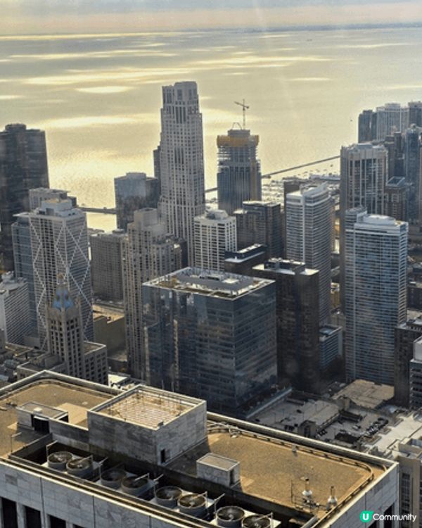 登上芝加哥最高的觀景台之一，360 CHICAGO ，它位於...