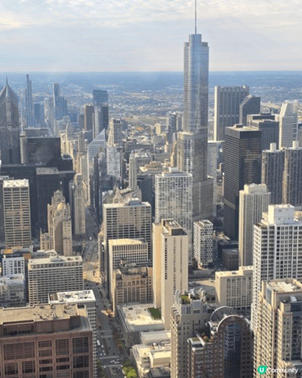 登上芝加哥最高的觀景台之一，360 CHICAGO ，它位於...