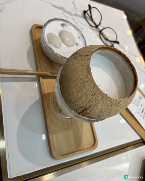 燕窩椰皇燉奶甜品，以整顆椰子為容器，內含濃郁的燉奶與珍貴燕窩...