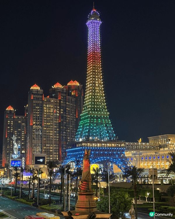 澳門酒店夜晚特別靚，係倫敦人出邊，再影過去巴黎人，真係好靚，...