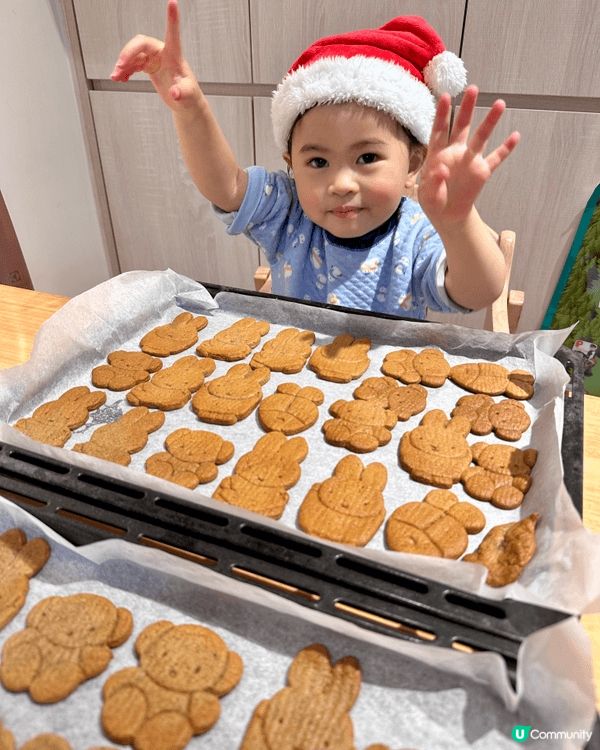 平日放假經常同女女在家中整曲奇或者麵包，圖片是聖誕節同女女一...