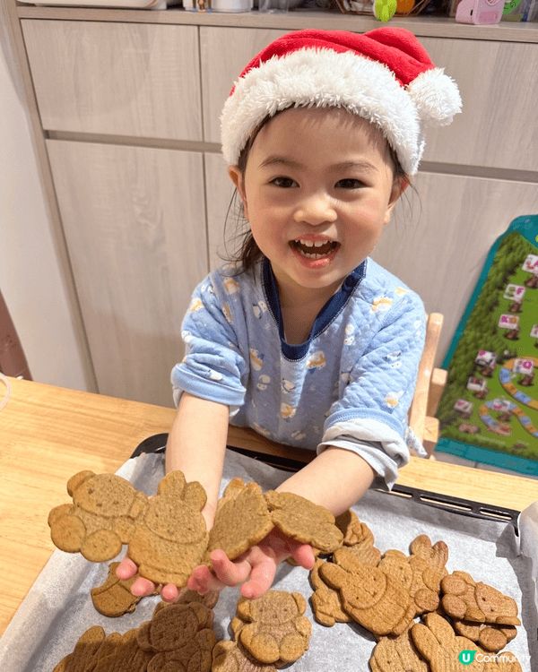 平日放假經常同女女在家中整曲奇或者麵包，圖片是聖誕節同女女一...