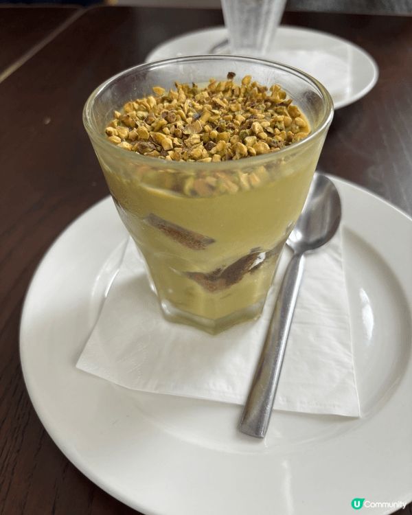 近排試左不同的甜點，有濃郁黑芝麻卷，開心果糯米糍和Tiram...