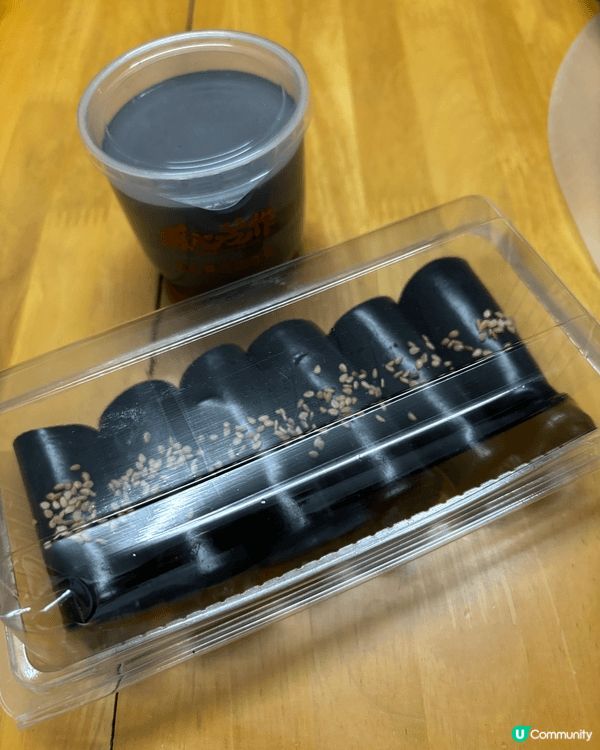 近排試左不同的甜點，有濃郁黑芝麻卷，開心果糯米糍和Tiram...