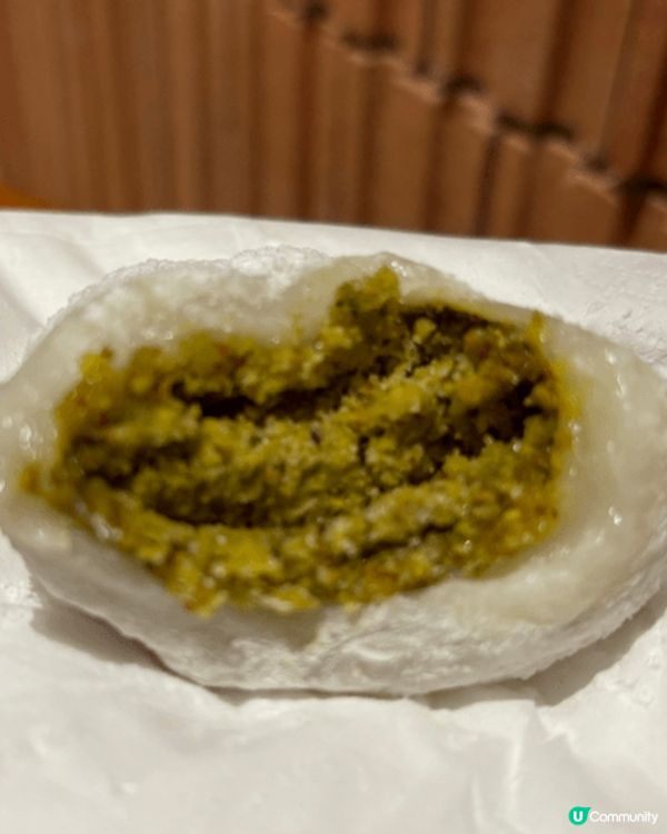 近排試左不同的甜點，有濃郁黑芝麻卷，開心果糯米糍和Tiram...