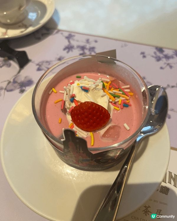 迪士尼樂園廣場飯店嘅士多啤梨奶凍，哎呀，簡直係我闖入童話世界...
