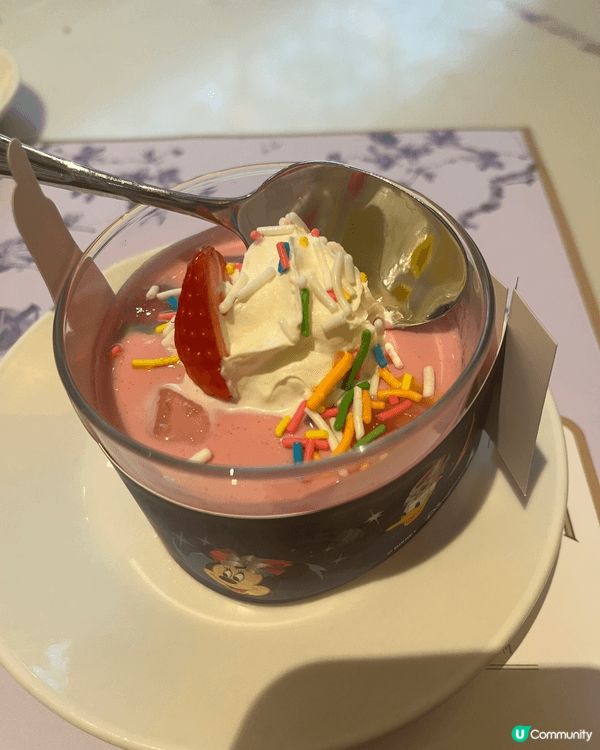 迪士尼樂園廣場飯店嘅士多啤梨奶凍，哎呀，簡直係我闖入童話世界...