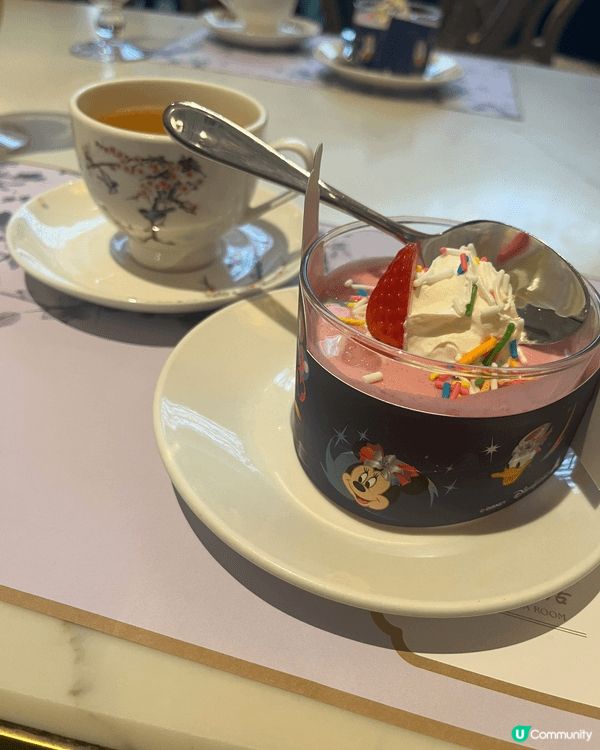 迪士尼樂園廣場飯店嘅士多啤梨奶凍，哎呀，簡直係我闖入童話世界...