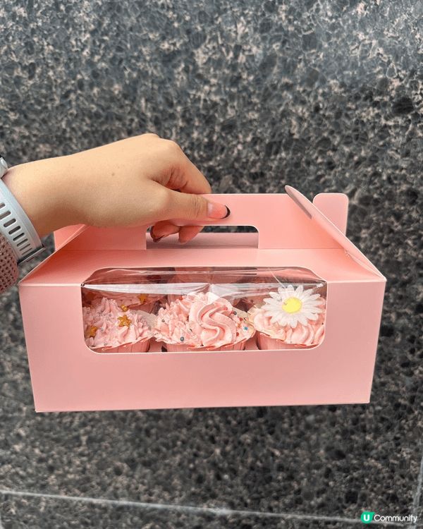 自己做的cupcakes，唧cream和裝飾的部份超級用心～...