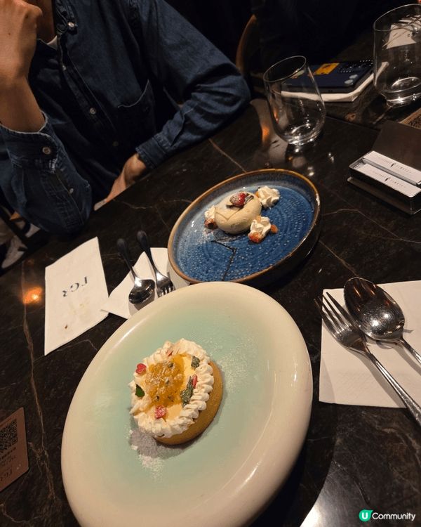 喺一間叫The Grill Room (The Humphr...