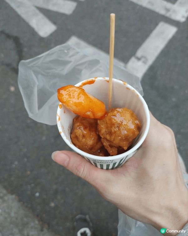 在首爾寒冷的冬日下，掃街吃遍邪惡的香炸辣椒及炸雞，再享用一碗...