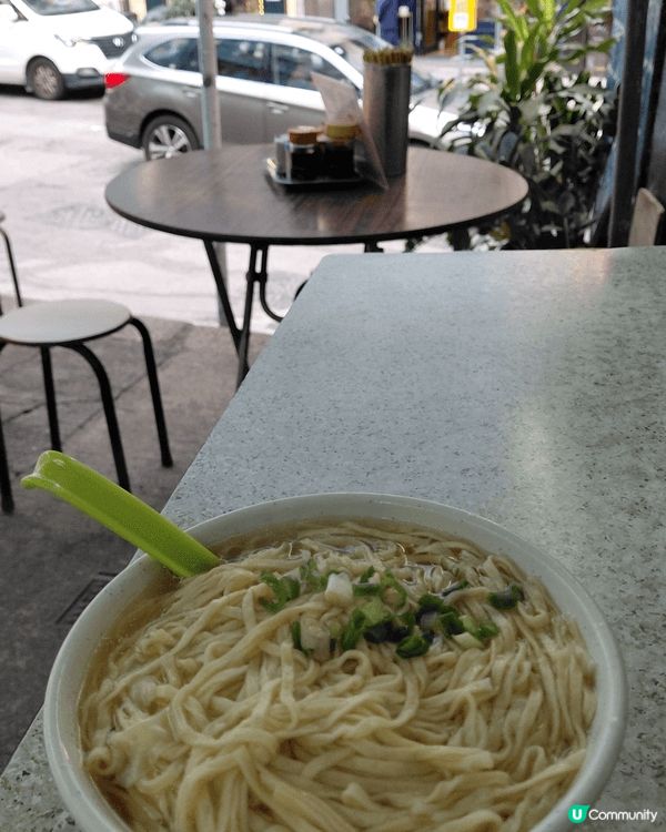 雲吞伊麵，中環荷李活道碩果僅存的路邊大排檔。