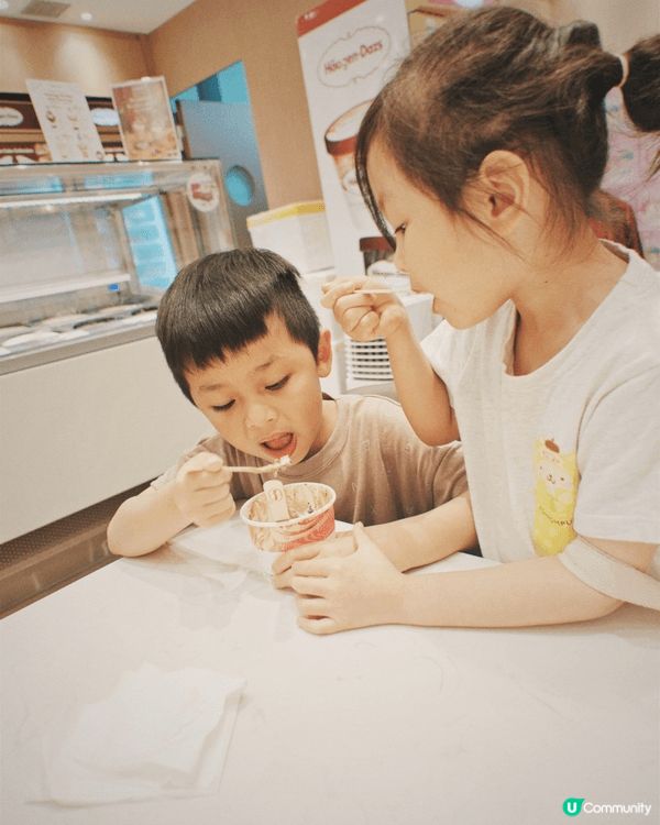 小朋友最喜歡就係鍾意食雪糕~ 同埋爸爸媽媽帶佢地去食，佢地係...