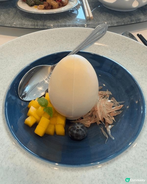 呢款甜品係一間酒店的中菜館試到的，呢款甜品叫爆漿甘露，其實佢...