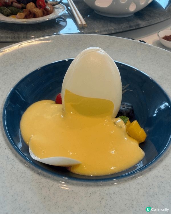 呢款甜品係一間酒店的中菜館試到的，呢款甜品叫爆漿甘露，其實佢...