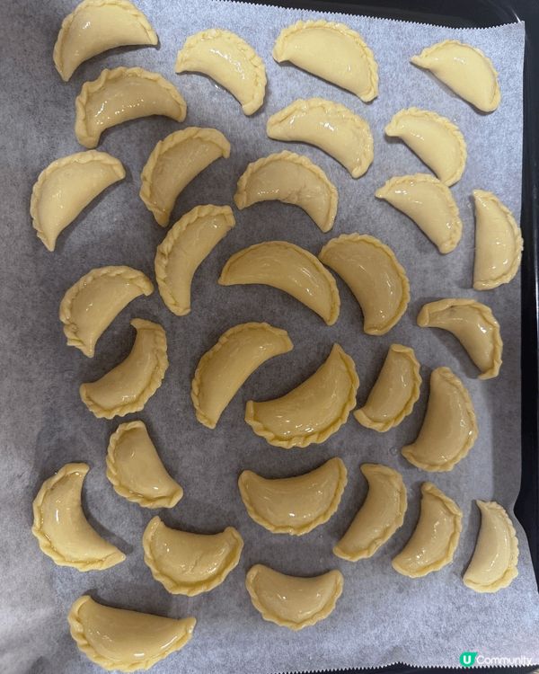 首先係前2日突然想清雪櫃整既椰汁戚風蛋糕。