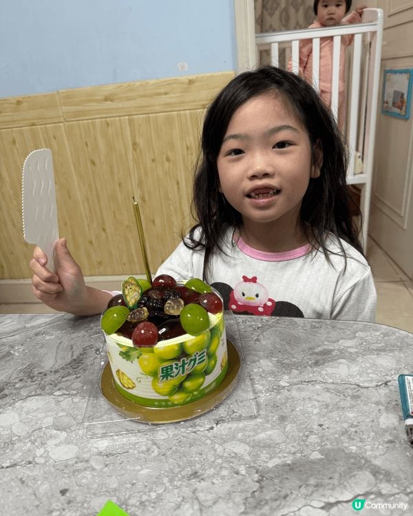 小朋友今年生日的2個生日蛋糕。分別在東海堂和美心購買。另外2...