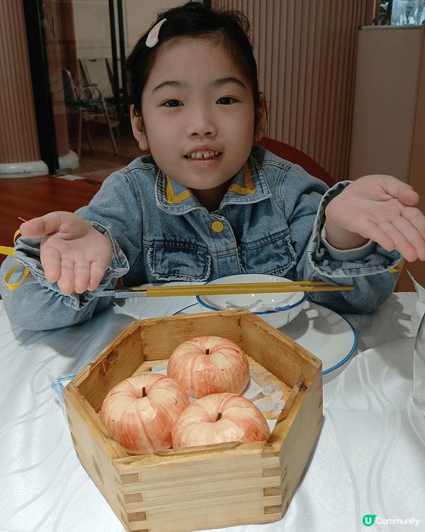 小朋友今年生日的2個生日蛋糕。分別在東海堂和美心購買。另外2...